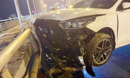 Ảnh TNGT: KIA Cerato leo thành cầu Đông Trù, nghi tài xế không tỉnh táo khi cầm lái
