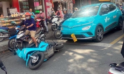 Ảnh TNGT: “Gà nhà đá nhau” xe điện Xanh SM bị VinFast VF e34 đâm từ phía sau