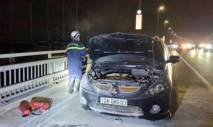 Ảnh TNGT: Mitsubishi Grandis bốc cháy trên cầu nghi chập điện