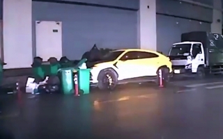 Clip VHGT: Đỗ vào vị trí tập kết của xe rác, Lamborghini Urus nhận đủ 