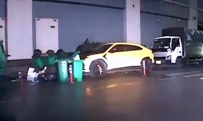 Clip VHGT: Đỗ vào vị trí tập kết của xe rác, Lamborghini Urus nhận đủ