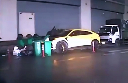 Clip VHGT: Đỗ vào vị trí tập kết của xe rác, Lamborghini Urus nhận đủ