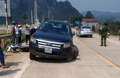 Ảnh TNGT: Ford Ranger 29C 37531 gãy càng A vì đối đầu với Hyundai Accent