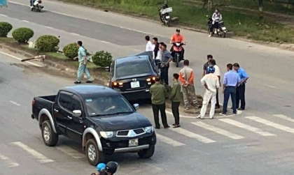 Ảnh TNGT: Mát ga, Mazda3 hạ gục cột điện