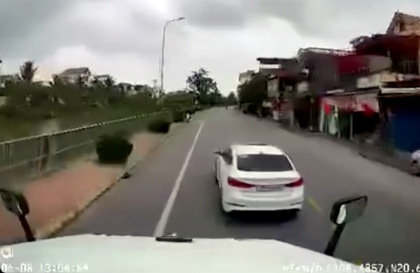 Clip VHGT: Hyundai Elantra đánh võng trên đường chèn không cho công-ten-nơ vượt