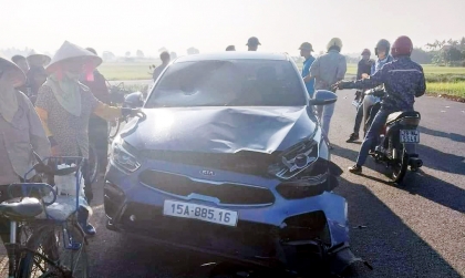 Ảnh TNGT: KIA K3 tan nát đầu xe khi va chạm với xe máy