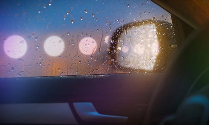 Xe Vinfast vf e34 bị đọng nước bên ngoài kính ghế phụ