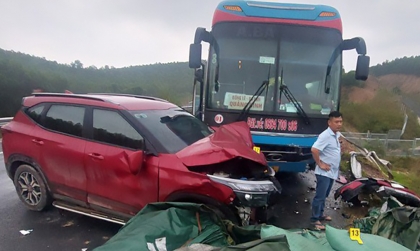 Ảnh TNGT: Dừng lại cứu xe bị nạn, KIA Seltos lại bị xe khác đâm