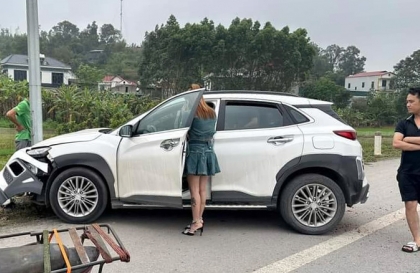 Ảnh TNGT: Hyundai Kona 98A 26162 mất lái đâm thẳng cột điện