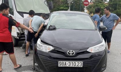 Ảnh TNGT: Qua giao lộ, Toyota Vios 98A 31023 bị xe tải đâm nát hông
