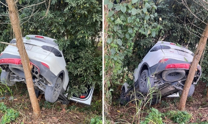 Ảnh TNGT: Tài xế Hyundai Santa Fe 11A 29804 làm điều không tưởng, cho xe leo cây trong tư thế khó