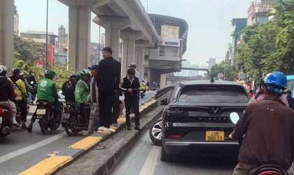 Ảnh TNGT: VinFast VF 8 gãy bánh trước nghi do đâm dải phân cách