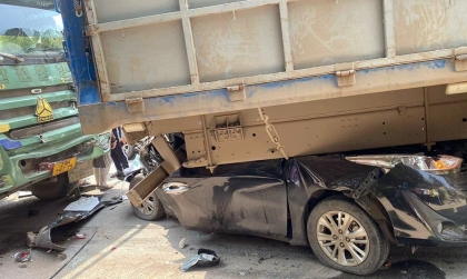 Ảnh TNGT: Tai nạn liên hoàn, Toyota Vios bị dồn chui tụt vào gầm xe tải