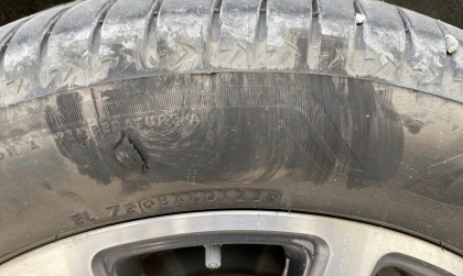 Vỏ xe Ford Everest bị chém rách thế này còn dùng được không?