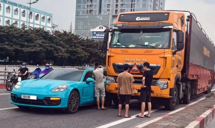 Ảnh TNGT: Porsche Panamera đọ độ cứng cùng “Hổ vồ” và cái kết được báo trước
