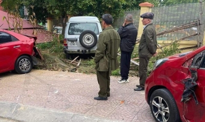 Ảnh TNGT: Mitsubishi Pajero 18N 0296 nghi nhầm chân ga đâm hai xe khác rồi lao lên vỉa hè