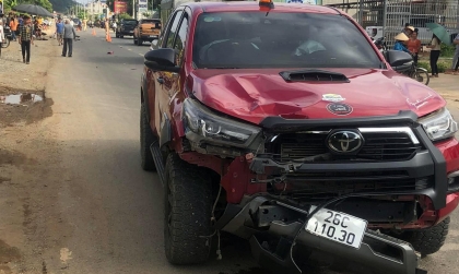 Ảnh TNGT: Toyota Hilux đâm vỡ tan nát xe đạp điện