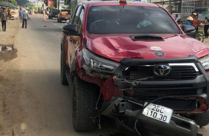 Ảnh TNGT: Toyota Hilux đâm vỡ tan nát xe đạp điện