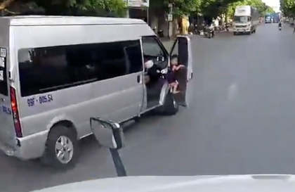 Clip TNGT: Hoảng hồn nhìn cậu bé treo mình trên cánh cửa xe chở học sinh đang sang đường