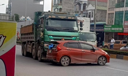 Ảnh TNGT: Nghi đi vào điểm mù, Honda Jazz 88A 24584 bị xe tải đẩy ngang giữa đường