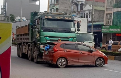 Ảnh TNGT: Nghi đi vào điểm mù, Honda Jazz 88A 24584 bị xe tải đẩy ngang giữa đường
