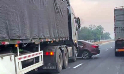 Ảnh TNGT: Toyota Altis 90A 20356 lĩnh đủ vì cắt mặt xe tải trên cao tốc