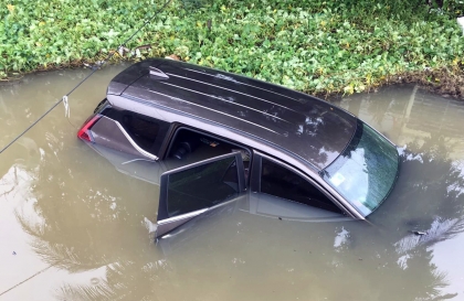 Ảnh TNGT: Mất lái, Mitsubishi Xpander lao thẳng xuống sông