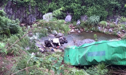 Ảnh TNGT: Hiện trường công-ten-nơ lật trên đèo tại Khe Sanh, Quảng Trị