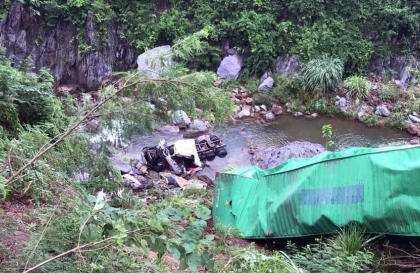 Ảnh TNGT: Hiện trường công-ten-nơ lật trên đèo tại Khe Sanh, Quảng Trị