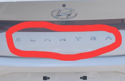 Dán chữ cho Hyundai Elantra cho đúng vị trí?