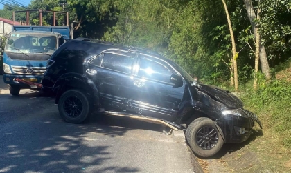 Ảnh TNGT: Nghi mất lái, Toyota Fortuner cắm đầu xuống mương, may không bị lật