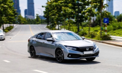 Có bác nào bị tình trạng Honda Civic cạ gầm kêu cạch cạch khi leo lề không?