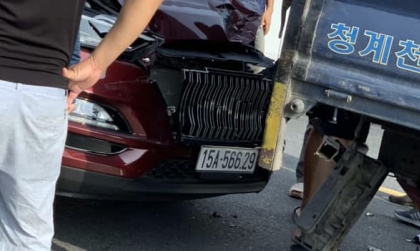 Ảnh TNGT: Hyundai Santa Fe không giữ khoảng cách, đâm thẳng vào đuôi xe tải