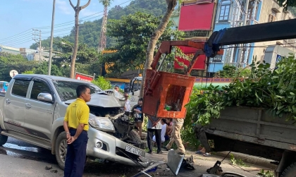 Ảnh TNGT: Toyota Hilux húc đuôi xe tải, bể nát toàn bộ đầu xe