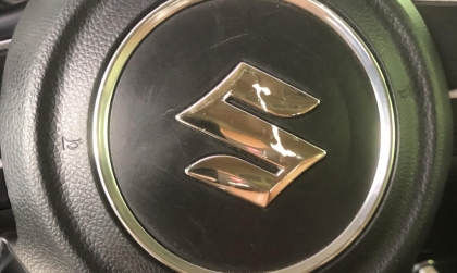 Logo Suzuki ở vô-lăng xe XL7 bị xước thì thay ở đâu?