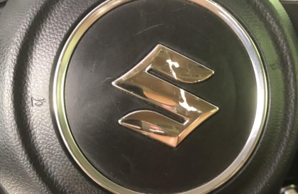 Logo Suzuki ở vô-lăng xe XL7 bị xước thì thay ở đâu?