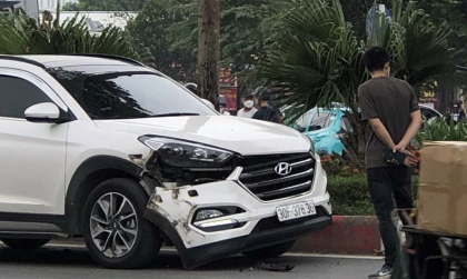 Ảnh TNGT: Va chạm với đuôi xe bồn, Hyundai Tucson vỡ đèn pha, rơi cản trước