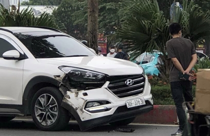 Ảnh TNGT: Va chạm với đuôi xe bồn, Hyundai Tucson vỡ đèn pha, rơi cản trước