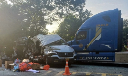 Ảnh TNGT: Vượt xe tải lúc tờ mờ sáng, Hyundai Solati đối đầu xe tải, ít nhất 5 người không qua khỏi