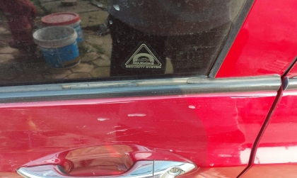 Viền cửa xe Hyundai i10 bị bong thì xử lý sao?