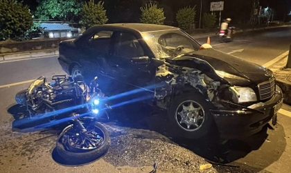 Ảnh TNGT: Quay đầu xuống đê, Mercedes-Benz bị xe phân khối lớn đâm trúng mũi xe