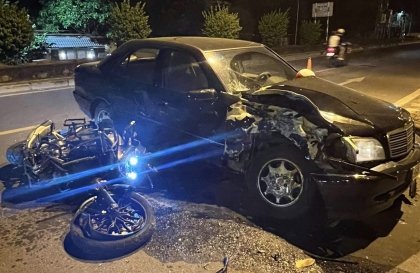 Ảnh TNGT: Quay đầu xuống đê, Mercedes-Benz bị xe phân khối lớn đâm trúng mũi xe
