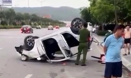 Ảnh TNGT: Lái mới, KIA Moring BKS 14A 81960 đâm hàng loạt ô tô rồi lật ngửa giữa đường