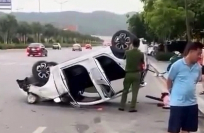 Ảnh TNGT: Lái mới, KIA Moring BKS 14A 81960 đâm hàng loạt ô tô rồi lật ngửa giữa đường