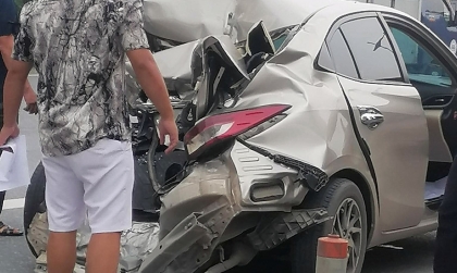Ảnh TNGT: Xe tải “âu yếm nhẹ” từ phía sau, Toyota Vios bẹp rúm toàn bộ đuôi xe