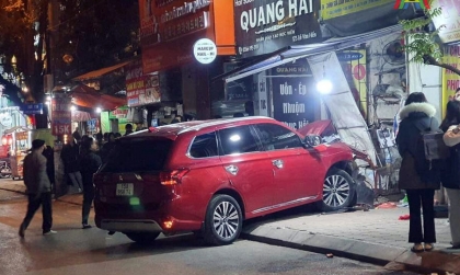 Ảnh TNGT: Mitsubishi Outlander 15A 95874 đâm liên tiếp người đi đường