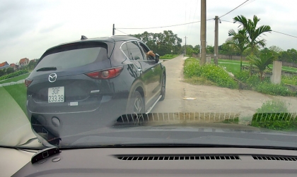 Clip VHGT: Đâm vào xe đang đỗ, Mazda CX-5 BKS 30F 23339 thản nhiên bỏ đi như không có gì xảy ra