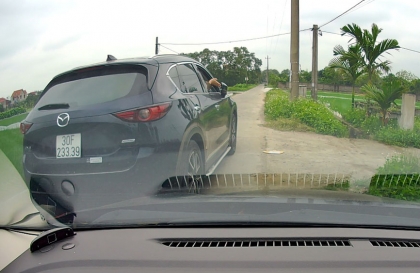 Clip VHGT: Đâm vào xe đang đỗ, Mazda CX-5 BKS 30F 23339 thản nhiên bỏ đi như không có gì xảy ra
