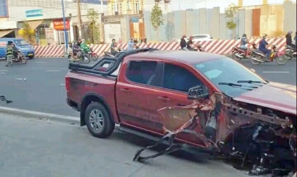 Ảnh TNGT: Ford Ranger 61C 55714 tông hàng loạt xe máy trước khi đâm bật gốc cây và biển báo giao thông