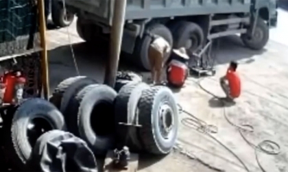 Clip TNGT: Tai nạn kinh hoàng khi lốp xe tải phát nổ